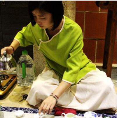 女士喝茶的手勢，女人正確喝茶手勢姿勢圖