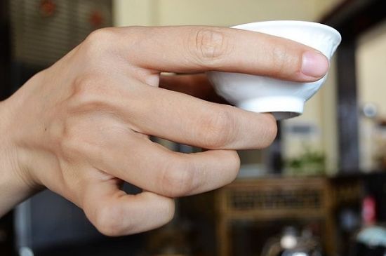 女士喝茶的手勢，女人正確喝茶手勢姿勢圖