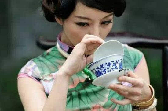 女士喝茶優(yōu)雅姿勢(shì)，女士正確喝茶姿勢(shì)禮儀