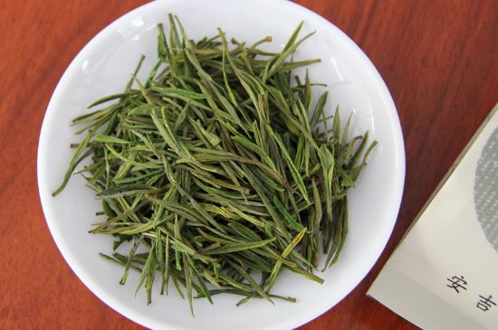 安吉白茶冷藏好還是冷凍好？這個(gè)需要根據(jù)存放時(shí)間來(lái)選擇