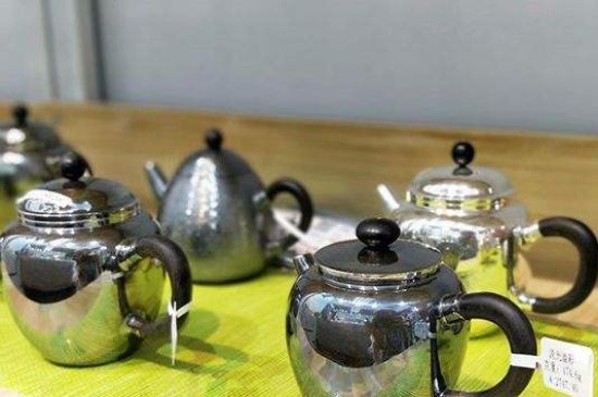 銀壺?zé)笏镉泻谏臇|西，為什么銀壺里有黑點
