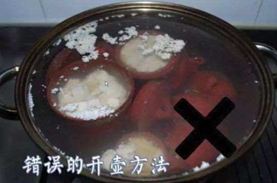 開(kāi)壺放豆腐是錯(cuò)誤的，新買(mǎi)的紫砂壺正確開(kāi)壺建議