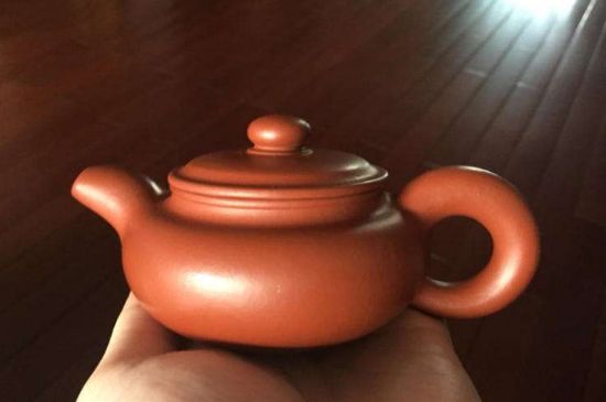 朱泥<a href=http://m.hospitalantoniolorena.com/chaju/zisha/ target=_blank class=infotextkey>紫砂壺如何開(kāi)壺</a>，朱泥壺日常泡茶養(yǎng)護(hù)