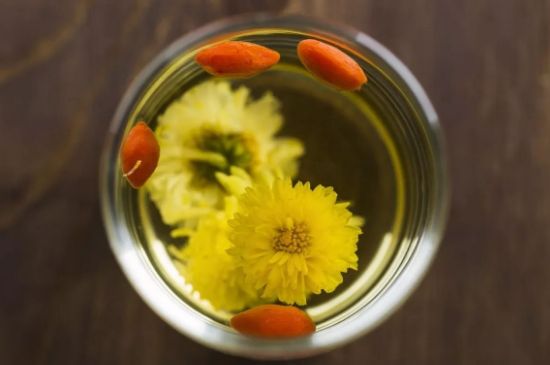 菊花茶的最佳搭配有哪幾樣，菊花茶和什么搭配喝效果好？