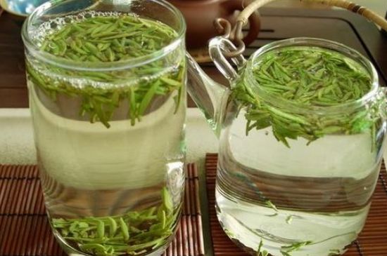 竹葉青和雀舌哪個(gè)貴，竹葉<a href=http://m.hospitalantoniolorena.com/fenlei/wulongcha/ target=_blank class=infotextkey>青茶</a>貴嗎？