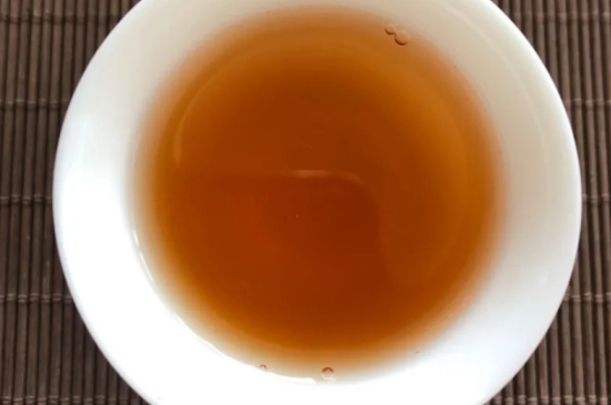 老白茶上火還是去火？夏季喝煮的老白茶會容易上火！