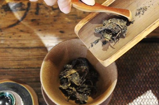 茯磚茶與普洱茶哪個(gè)好，茯茶和普洱茶口味區(qū)別