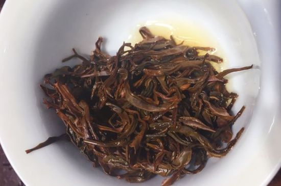 女人喝紅茶好還是喝普洱茶好，普洱茶和紅茶哪個(gè)適合女人喝