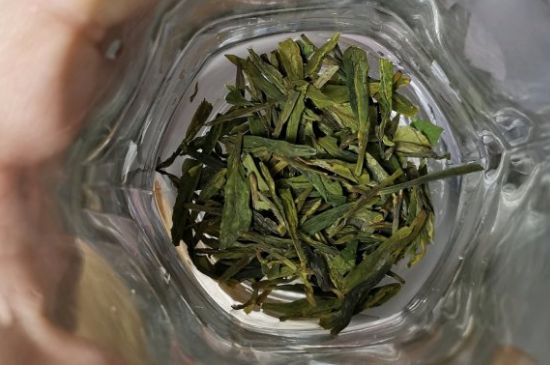 龍井茶放二年了能喝嗎，過(guò)期龍井茶的妙用！