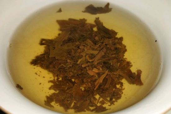 女人喝紅茶好還是喝普洱茶好，普洱茶和紅茶哪個(gè)適合女人喝