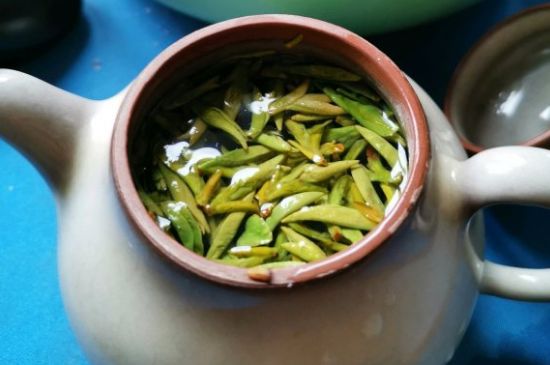 龍井茶放二年了能喝嗎，過(guò)期龍井茶的妙用！