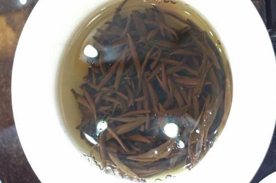 女人喝金駿眉的好處和壞處，女性喝金駿眉可減肥養(yǎng)顏