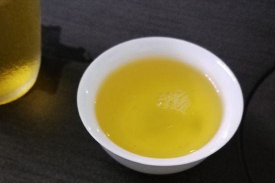 女人喝金駿眉的好處和壞處，女性喝金駿眉可減肥養(yǎng)顏