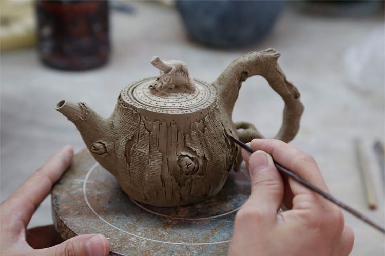 仿木外皮紫砂壺，創(chuàng)意木樁手工雕刻紫砂壺